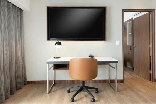 Courtyard by Marriott Puebla Las Animasにあるテレビまたはエンターテインメントセンター