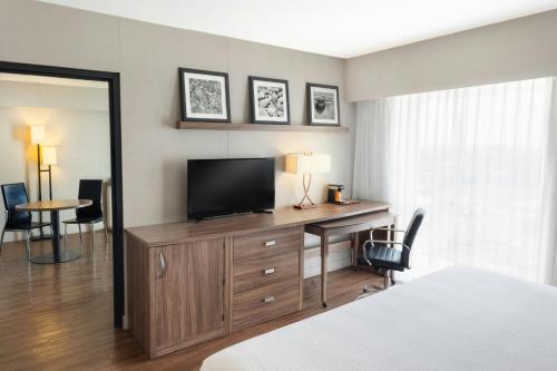Courtyard by Marriott Puebla Las Animasにあるテレビまたはエンターテインメントセンター