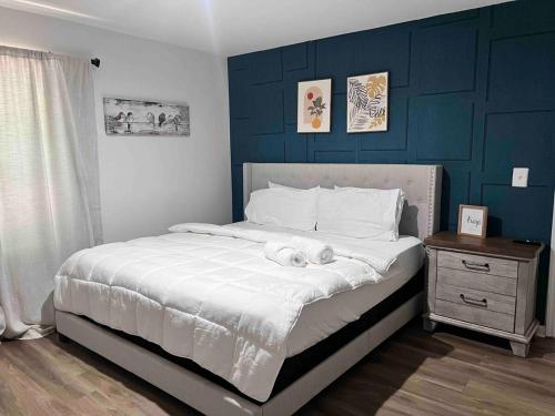 una camera da letto con un letto su cui è sdraiato un cane di Exclusive 2 beds 2 bath near EWR downtown Newark a Newark