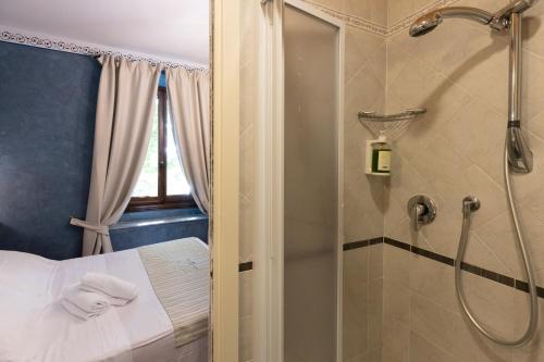 a bathroom with a shower and a bed and a shower at Bellavista Impruneta in Impruneta