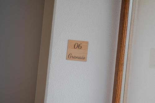 a sign on a door that says garage at Paverno Suites in Marano di Valpolicella
