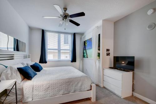 a bedroom with a bed and a ceiling fan at Amazing One-bedroom In Casa Costa!beach Pass Inc! in Boynton Beach