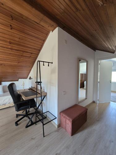 a room with a desk and a chair and a bed at Quinta do Boição in Lisbon