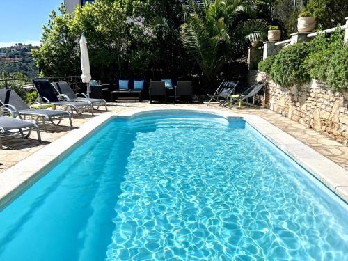 Espectaculares vistas al mar en chalet con piscina