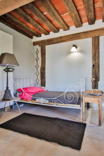 Katil atau katil-katil dalam bilik di Domaine d'AROMM - Chambres d'hotes & gites - Piscine, Etangs & Animaux - Au calme