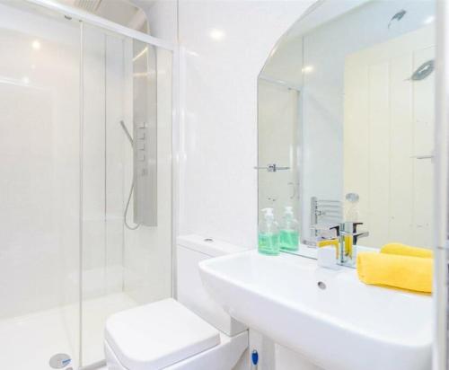 Ένα μπάνιο στο Fitzys Apartment Wellness Retreat