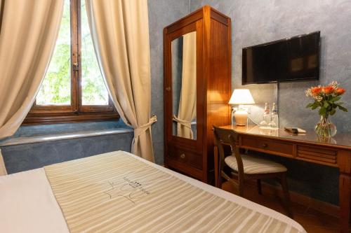 a bedroom with a bed and a desk with a computer at Bellavista Impruneta in Impruneta