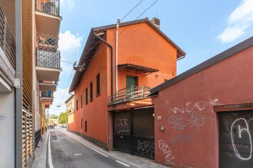 Ampia casa su due piani, a pochi minuti dai Navigli e metro