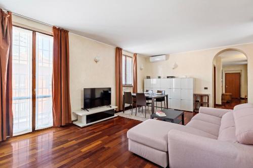 Ampia casa su due piani, a pochi minuti dai Navigli e metro