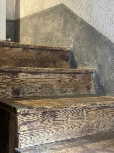 a wooden box sitting on top of a table at ALBERGO DIFFUSO ORNICA NEL CUORE in Ornica