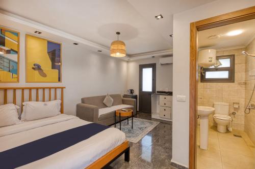 カイロにあるTravelholic AUC Residenceのベッドとバスルームのある寝室
