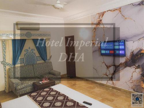 カラチにあるImperial Guest House DHAのソファとテレビのあるリビングルーム