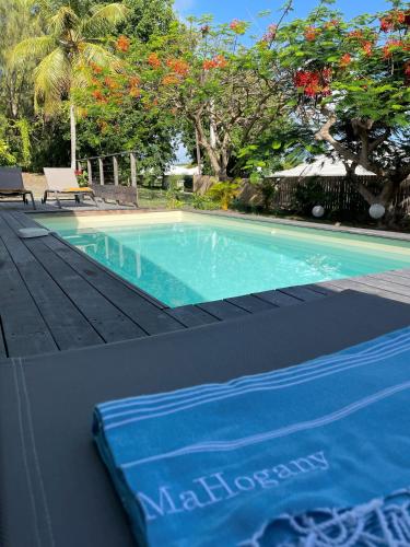 a large swimming pool with a blue poolvisorvisor at La Maison MaHogany in Saint-François