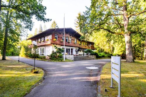 a house with a sign in front of it at Ringhotel Schorfheide, Tagungszentrum der Wirtschaft in Joachimsthal