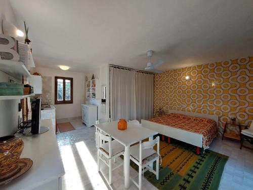 een kamer met een bed en een tafel. bij Dammusino A-mare in Pantelleria
