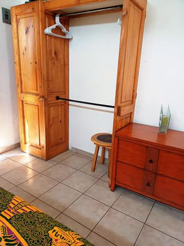 a room with a door and a table and a chair at Casa Ana Ruth (Bucerias, Nay.) in Bucerías