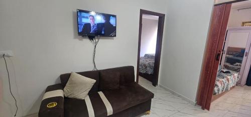 TV a/nebo společenská místnost v ubytování شاليه من غرفتين سانتوريني الساحل الشمالي