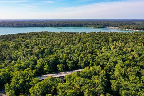 an aerial view of a forest and a lake at Ringhotel Schorfheide, Tagungszentrum der Wirtschaft in Joachimsthal