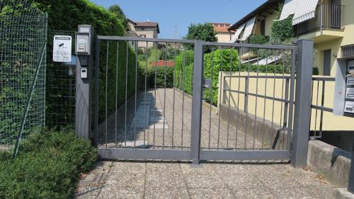 a gate to a driveway with a parking meter at i laghi di Como in Erba