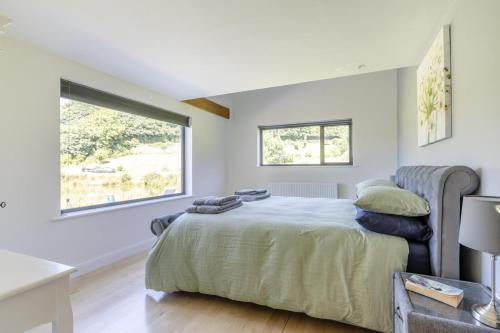 un dormitorio con una cama y una ventana en 3 Bed in South Molton oc-k32694, en North Molton