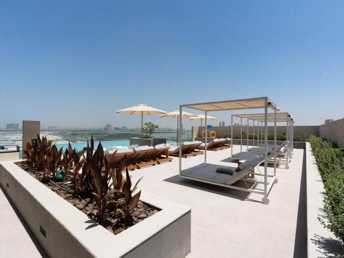 Modern Neoclassical 1BR - Berkeley Place Dubai