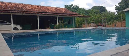 ein Swimmingpool vor einem Haus in der Unterkunft Rancho PÔR do Sol in Benevides