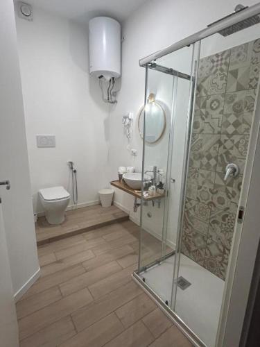a bathroom with a glass shower and a toilet at Camera con bagno privato 15' MILANO RHO FIERA e MALPENSA in Legnano