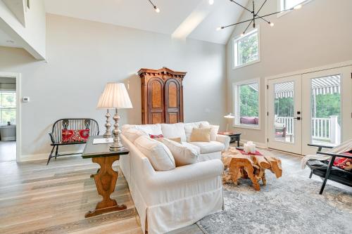 Ruang duduk di Expansive Georgetown Home with Decks and Fire Pit!