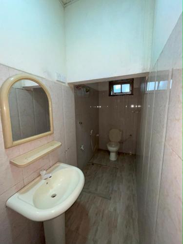 a bathroom with a sink and a toilet at Ravi Villa Kandy in Polgolla
