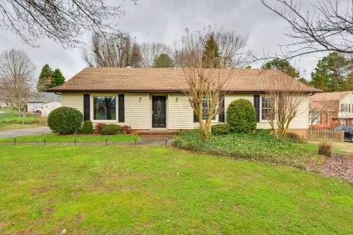 Taman di luar Cozy Home with Fenced Yard Less Than 1 Mi Downtown Matthews!