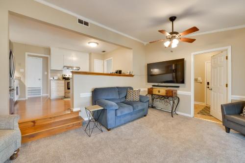 Televisyen dan/atau pusat hiburan di Cozy Home with Fenced Yard Less Than 1 Mi Downtown Matthews!