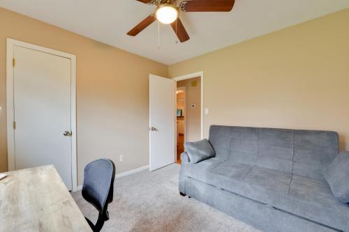Ruang duduk di Cozy Home with Fenced Yard Less Than 1 Mi Downtown Matthews!