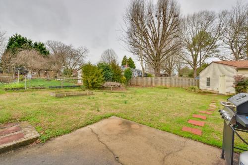 Taman di luar Cozy Home with Fenced Yard Less Than 1 Mi Downtown Matthews!