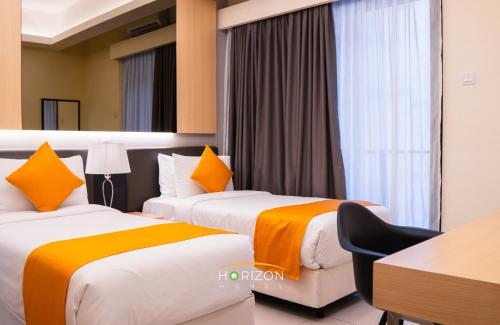 Una habitación de hotel con dos camas y un escritorio. en The Hills at Genting Highlands, en Genting Highlands