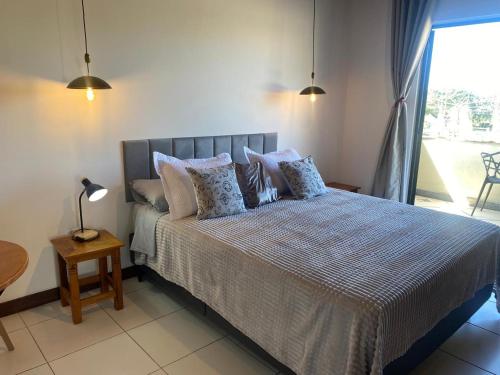 a bedroom with a large bed with pillows at Apartamento Centro Búzios Luxo in Búzios