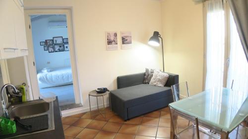 a living room with a couch and a table and a mirror at i laghi di Como in Erba