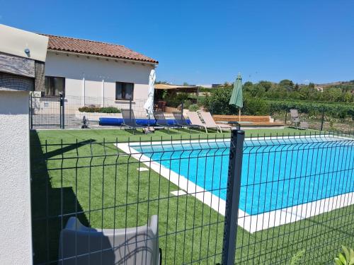 une clôture en face d'une piscine dans l'établissement La Case, à Rosières