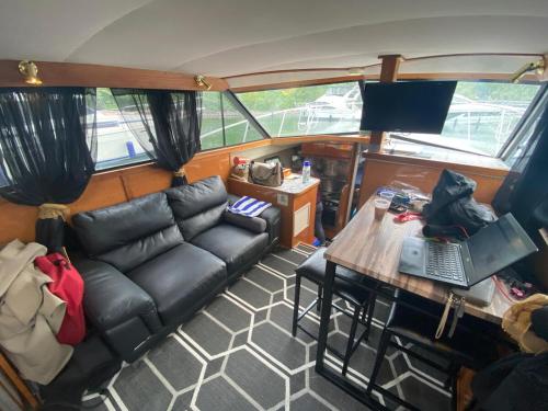 Un lugar para sentarse en Chalet Boat in the heart of Montreal