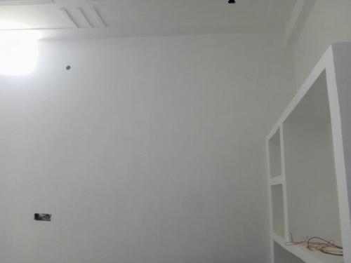 Rāe BareliにあるSangeetaの白い壁と棚のある部屋