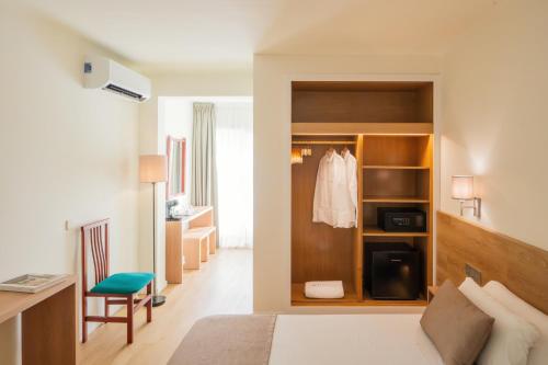 Postel nebo postele na pokoji v ubytování IROCO HOSTAL
