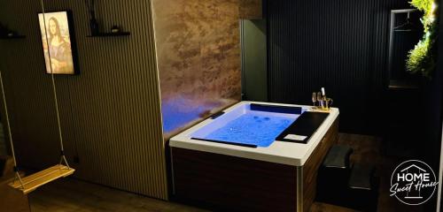 a bathroom with a hot tub in a room at Home Sweet House in Hermée