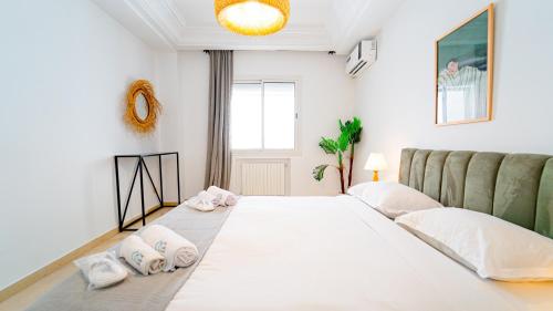 Giường trong phòng chung tại Havre de paix: Apt en plein centre de la Marsa