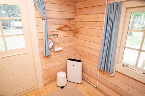 a room with wooden paneled walls and a window at 森と湖の楽園ＷorkshopＣampＲesort in Fujikawaguchiko