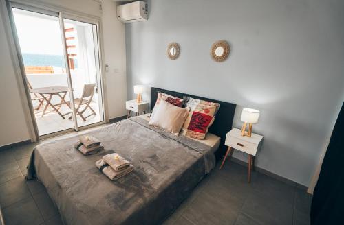 Un dormitorio con una cama con vista al mar. en KAP Alizés RDC appartement face à l'océan, en Saint-Pierre