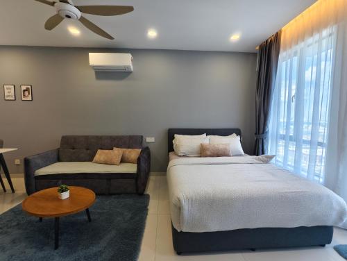 Postel nebo postele na pokoji v ubytování Angsana Mall 10min-Garden View-Studio-C125