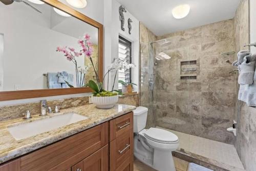 Ένα μπάνιο στο Endless Ocean Views 1bd and 2 bath