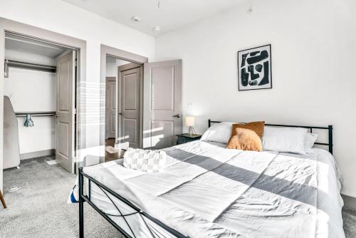 Katil atau katil-katil dalam bilik di Bright 2BD 2BA Suite Gym and Pool City Center Stay