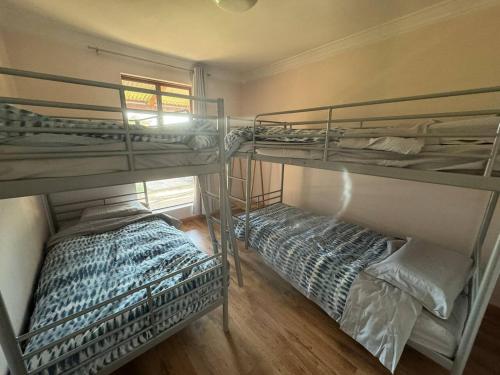 Dos literas en una habitación con ventana. en Sandy Paws and Salty Air, en Lancelin