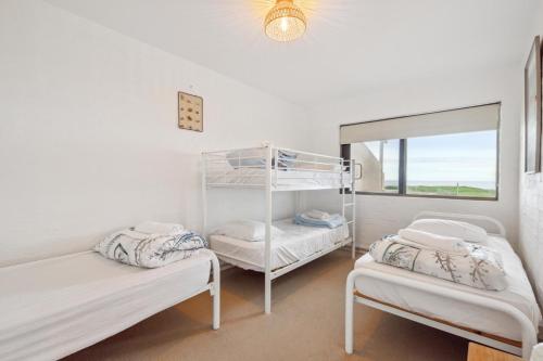 Ένα ή περισσότερα κρεβάτια σε δωμάτιο στο Absolute beachfront villa, Ledge Point