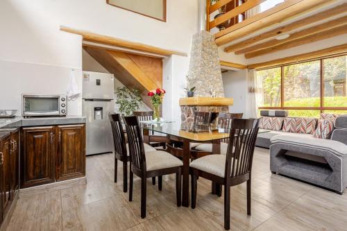 a kitchen and dining room with a table and chairs at Hermosa casa confortable en el Valle Sagrado in Calca
